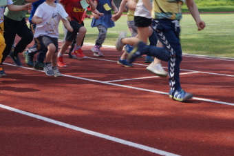 zu sehen sind die Beine von rennenden Kindern