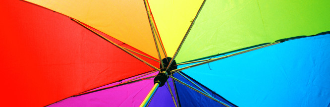 zu sehen ist ein bunter Regenschirm in einer Nahaufnahme