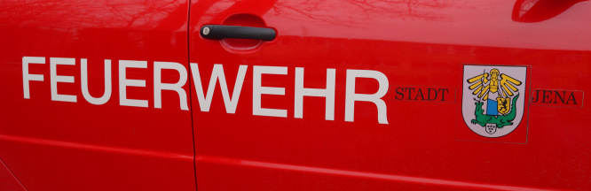 zu sehen ist die weiße Schrift auf roten Untergrund: "FEUERWEHR Stadt Jena" 