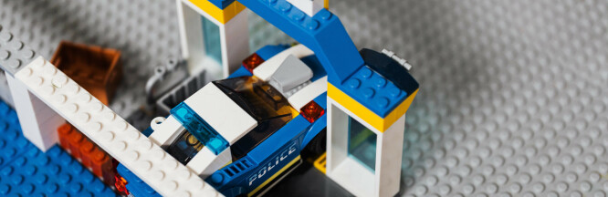 zu sehen ist ein aus Lego gebautes Polizeiauto
