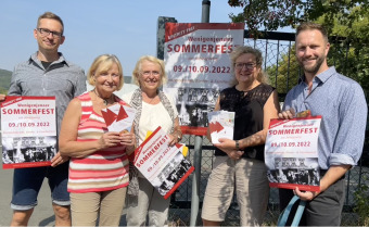 zu sehen sind 5 Personen, die Flyer und Plakate hochhalten für das Wenigenjenaer Sommerfest 2022