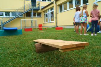 zu sehen ist ein bewegungsparcour, rechts im Bild stehen mehrere Kinder