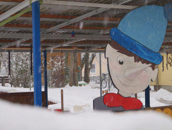 zu sehen ist ein Pinocchiokopf im Schnee