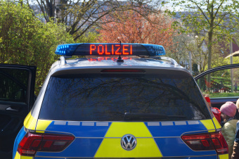 Zu sehen ist ein Streifenwagen der Polizei. Auf dem Dach des Fahrzeugs ist die Sirene mit dem Schriftzug "POLIZEI" zu lesen.