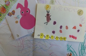 zu sehen sind überinenander gelegte Teile von Bildern/ Briefen, mit Ostermotiven, gemalt durch Kinder. Es ist ein pinker Osterhase zu erkennen und der gestempelte Schriftzug "PINOCCHIO"