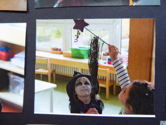 zu sehen sind 2 Kinder in Halloweenkostümen