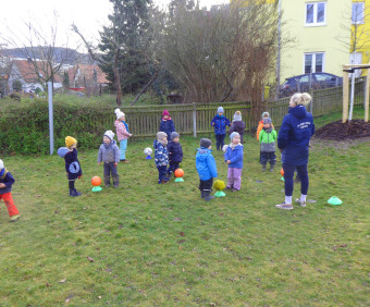 zu sehen sind Kinder bei der Aufwärmung im Freien