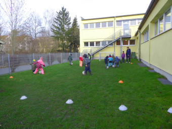 zu sehen sind Kinder beim Fußball spielen