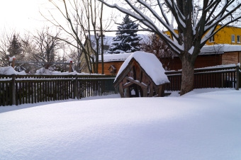 zu sehen ist eine kleine Kinder-Holzhütte mit Schnee bedeckt