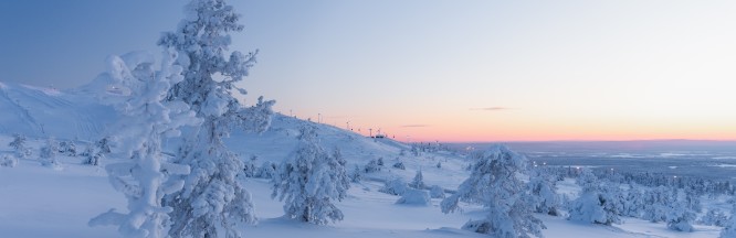 zu sehen ist eine weite Landschaft, die vollkommen mit Schnee bedeckt ist