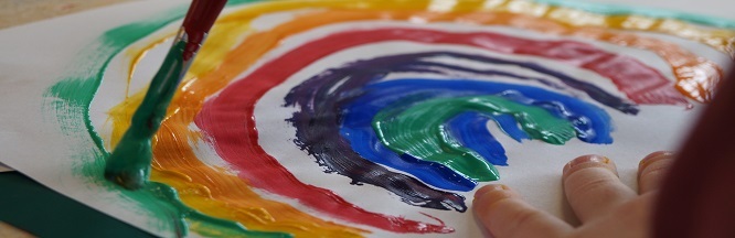 zu sehen ist ein gemalter Regenbogen